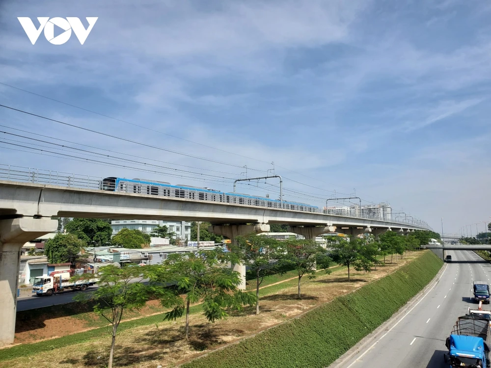 Metro 1 lăn bánh thử nghiệm lần 2. (Ảnh: H.K)