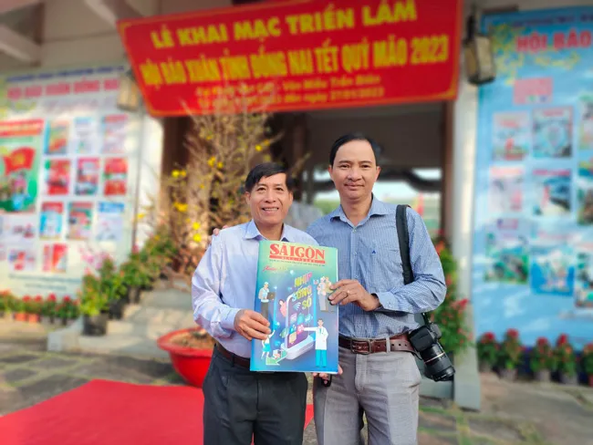 Tặng báo Xuân ĐTTC cho lãnh đạo Sở Tài nguyên Môi trường tỉnh Đồng Nai Tặng báo Xuân ĐTTC cho lãnh đạo Sở Tài nguyên Môi trường tỉnh Đồng Nai