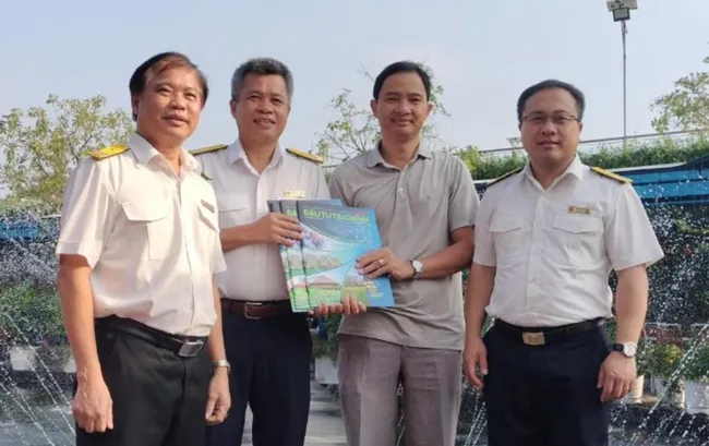 Báo Xuân ĐTTC đến với lãnh đạo Cục Thuế tỉnh Đồng Nai