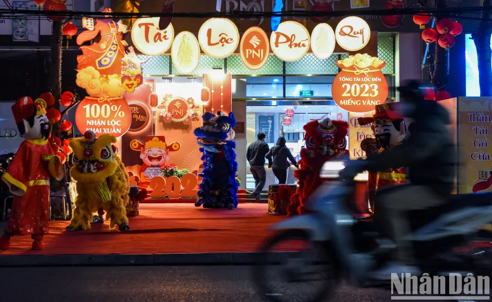 Trái ngược với cảnh đông đúc tại Bảo Tín Minh Châu, cơ sở của Công ty TNHH Vàng bạc đá quý Phú Nhuận (PNJ) trên đường Cầu Giấy khá vắng khách.