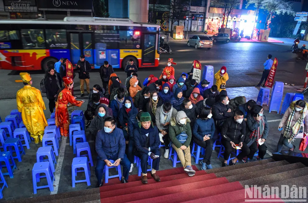 Những vị khách "tới sớm" tại cửa hàng vàng bạc đá quý Bảo Tín Minh Châu (Cầu Giấy, Hà Nội). Tất cả đều mang theo hy vọng sẽ rước tài lộc về nhà trong ngày vía Thần Tài 2023.