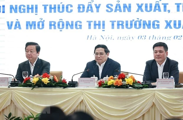 Thủ tướng Phạm Minh Chính, Phó Thủ tướng Trần Hồng Hà và Bộ trưởng Bộ Công thương Nguyễn Hồng Diên chủ trì hội nghị. (Ảnh: Dương Giang/TTXVN)