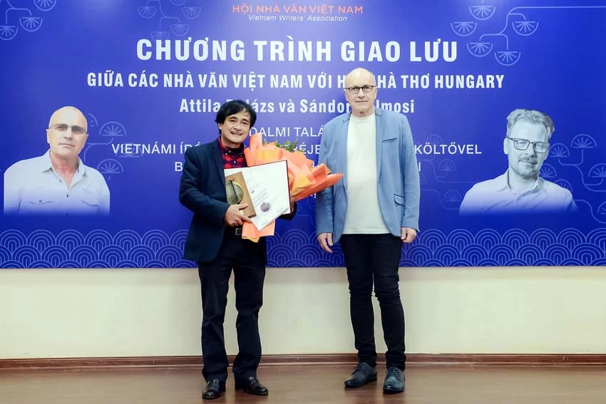 Nhà thơ Attila F Balázs – Chủ tịch Hội Văn học nghệ thuật Danube trao giải thưởng cho nhà thơ Phan Hoàng 