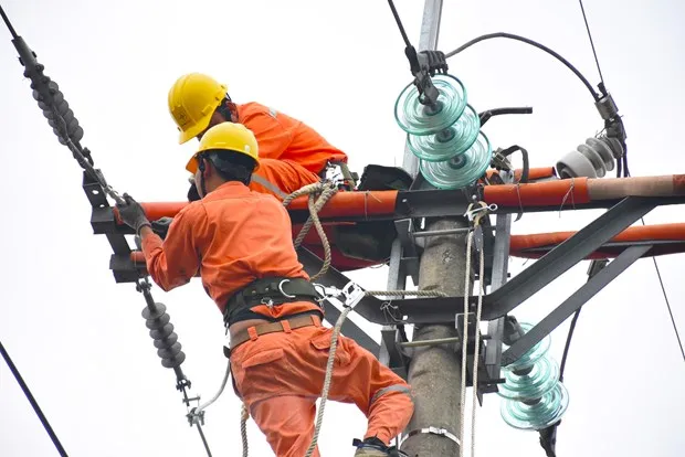 Nhân viên EVN kiểm tra vận hành lưới điện. (Ảnh: PV/Vietnam+)