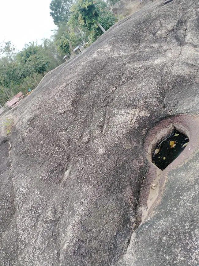 Mắt đá thần - kỳ quan Bảy Núi Mắt đá thần - kỳ quan Bảy Núi