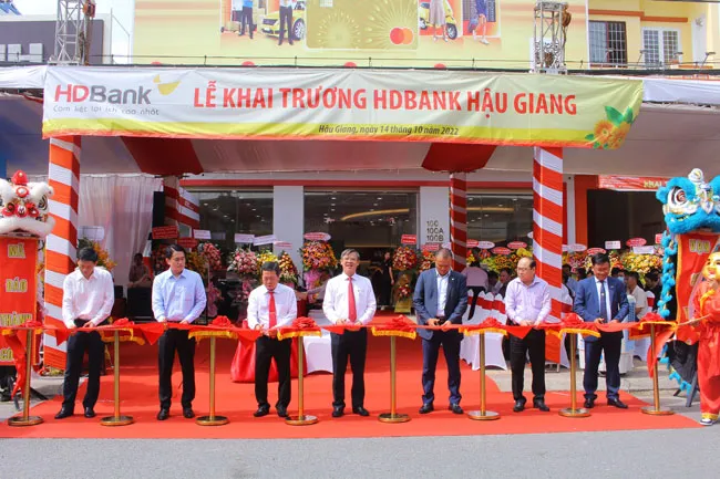 Nhân dịp khai trương HDBank Hậu Giang (tháng 10/2022), HDBank trao tặng 2 căn nhà tình thương cho hộ cận nghèo trên địa bàn tỉnh Nhân dịp khai trương HDBank Hậu Giang (tháng 10/2022), HDBank trao tặng 2 căn nhà tình thương cho hộ cận nghèo trên địa bàn tỉnh