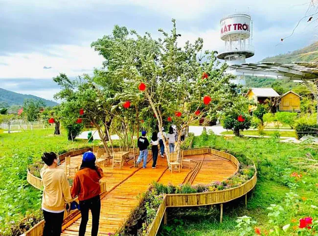 Bao đôi trẻ sóng bước bên nhau…