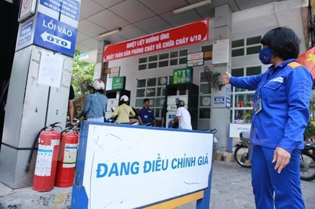 Một trong những cửa hàng của Petrolimex chuẩn bị niêm yết giá mới. (Ảnh minh họa: PV/Vietnam+)