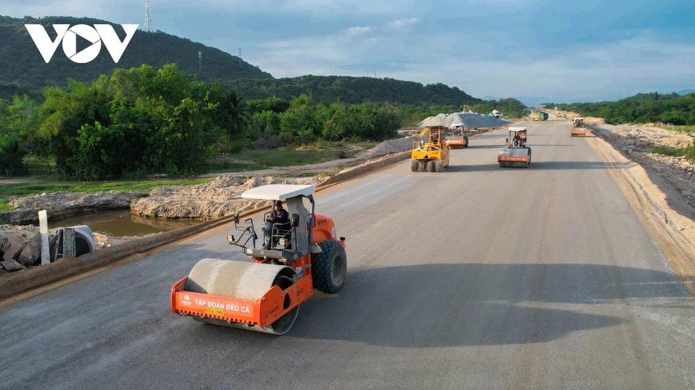 Nhà thầu cao tốc Cam Lâm-Vĩnh Hảo đang đảm bảo tiến độ thi công cũng đang bám sát kế hoạch yêu cầu.