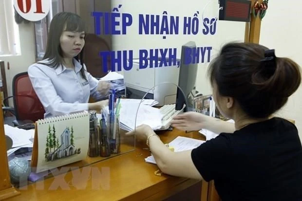 Tiếp nhận hồ sơ thu bảo hiểm xã hội. (Ảnh minh họa: TTXVN)