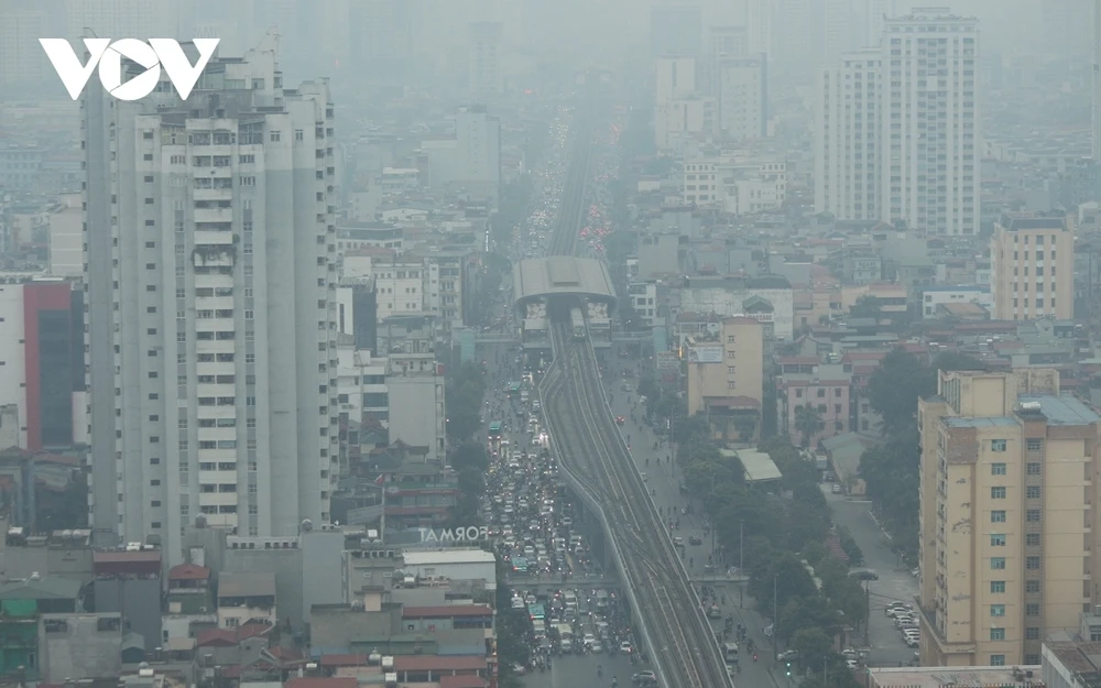 Bộ Tài nguyên và Môi trường đề nghị các địa phương kiểm tra, giám sát các cơ sở sản xuất công nghiệp có nguồn thải lớn, tuyên truyền, vận động nhân dân không đốt chất thải rắn, rơm rạ sau thu hoạch trong bối cảnh ô nhiễm không khí nghiêm trọng đang diễn ra ở nhiều địa phương, đặc biệt là Hà Nội.