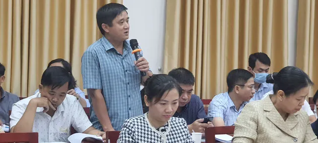 Giám đốc Chi nhánh Văn phòng ĐKĐĐ huyện Bình Chánh Nguyễn Lê Tuân góp ý tại buổi Tọa đàm Giám đốc Chi nhánh Văn phòng ĐKĐĐ huyện Bình Chánh Nguyễn Lê Tuân góp ý tại buổi Tọa đàm