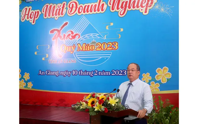 Ông Nguyễn Thanh Bình, Chủ tịch UBND tỉnh An Giang, phát biểu tại buổi họp mặt doanh nghiệp. Ông Nguyễn Thanh Bình, Chủ tịch UBND tỉnh An Giang, phát biểu tại buổi họp mặt doanh nghiệp.