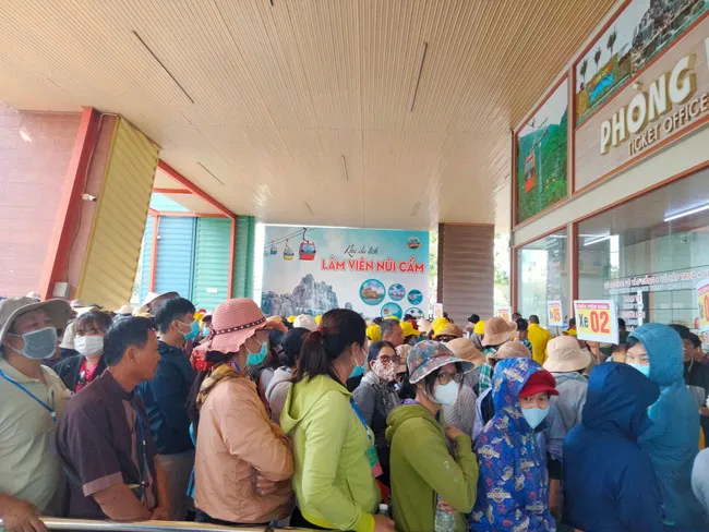Đông nghịt du khách sử dụng dịch vụ Cáp treo núi Cấm Đông nghịt du khách sử dụng dịch vụ Cáp treo núi Cấm