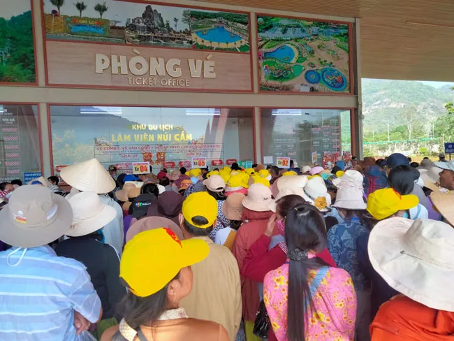 Đông đảo du khách đang ủng hộ chất lượng và dịch vụ tại Cáp treo núi Cấm Đông đảo du khách đang ủng hộ chất lượng và dịch vụ tại Cáp treo núi Cấm