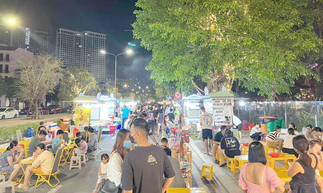 “Đổi gió” ngày 8/3 cùng trải nghiệm phố đêm ẩm thực Grand Park