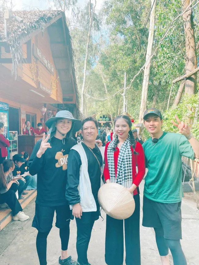 Nghệ sĩ hài Trường Giang, ca sĩ Ngô kiến Huy và rapper HieuThuHai tham quan Trà Sư Nghệ sĩ hài Trường Giang, ca sĩ Ngô kiến Huy và rapper HieuThuHai tham quan Trà Sư