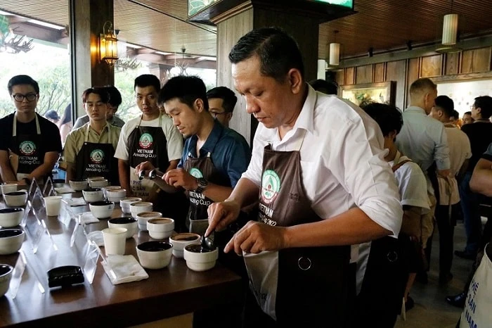 Nghệ nhân pha cà phê tranh tài tại Lễ hội Cà phê Buôn Ma Thuột