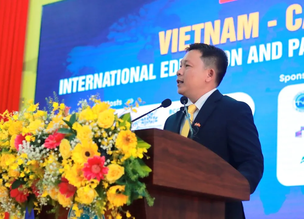 PGS TS Nguyễn Minh Hòa - Hiệu trưởng Trường đại học Trà Vinh phát biểu PGS TS Nguyễn Minh Hòa - Hiệu trưởng Trường đại học Trà Vinh phát biểu