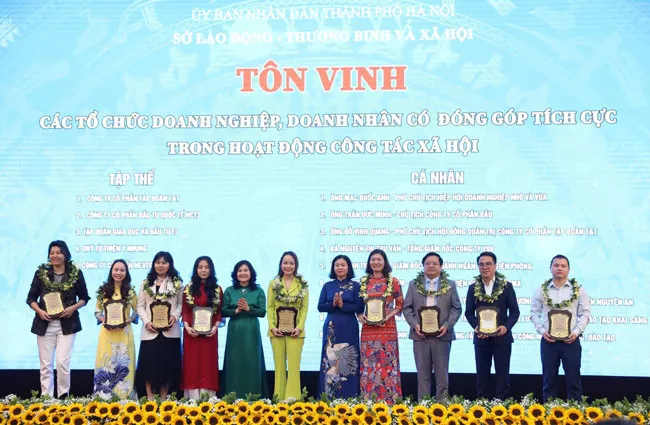 Tập đoàn T&T Group được vinh danh vì có những đóng góp tích cực trong hoạt động công tác xã hội. Tập đoàn T&T Group được vinh danh vì có những đóng góp tích cực trong hoạt động công tác xã hội.