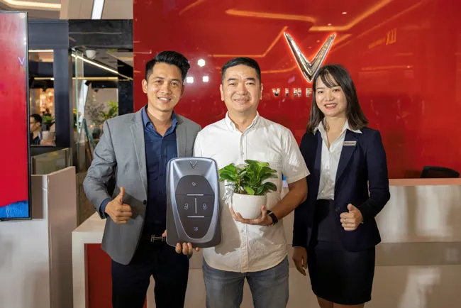 Chuyên gia xe Đỗ Minh Hồ Hải là một trong những người đầu tiên sở hữu VinFast VF 9. Chuyên gia xe Đỗ Minh Hồ Hải là một trong những người đầu tiên sở hữu VinFast VF 9.