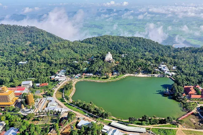 Mây trắng vây quanh đỉnh núi Cấm