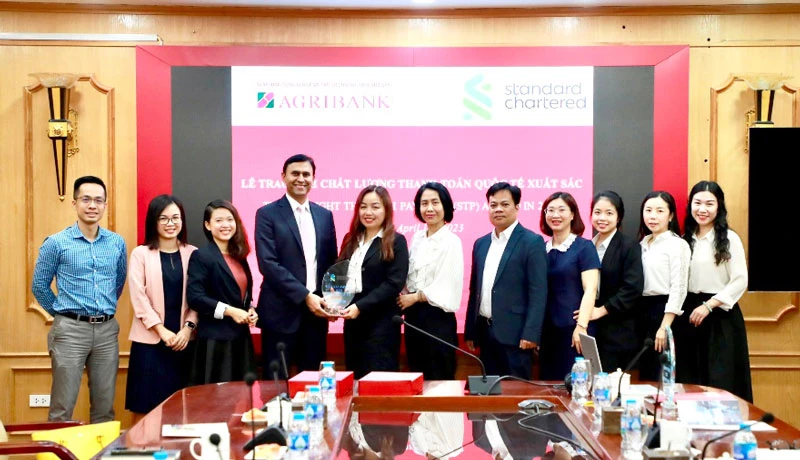 Agribank nhận giải Chất lượng Thanh toán xuất sắc năm 2022 do ngân hàng Standard Chartered trao tặng. 