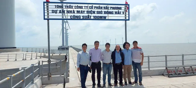 Ông Lê Tuấn Anh (áo xanh thứ 2 từ phải qua) không ngại khó để cọ xát với thực tế