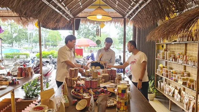 Phó Chủ tịch UBND TP Huế Trương Đình Hạnh (bìa trái) kiểm tra các cơ sở nghề, làng nghề truyền thống tiêu biểu trên địa bàn tham dự Festival Nghề truyền thống Huế 2023 Phó Chủ tịch UBND TP Huế Trương Đình Hạnh (bìa trái) kiểm tra các cơ sở nghề, làng nghề truyền thống tiêu biểu trên địa bàn tham dự Festival Nghề truyền thống Huế 2023