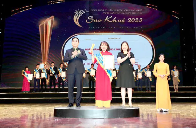 Đại diện lãnh đạo Agribank nhận giải thưởng Sao Khuê 2023 cho sản phẩm Agribank Digital