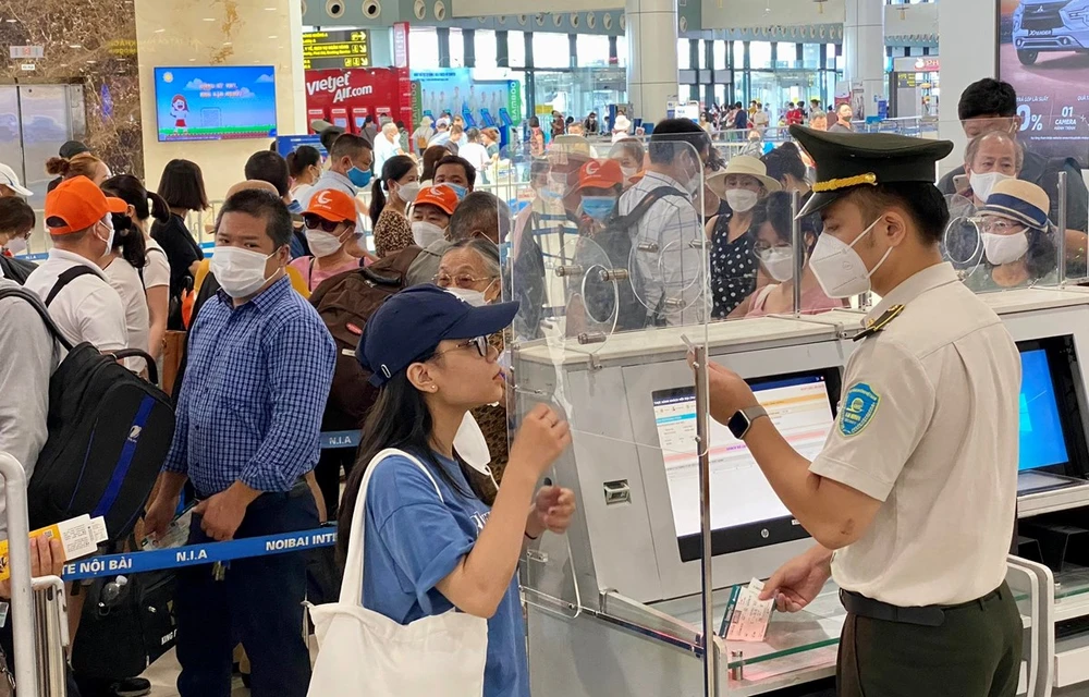 Hành khách làm thủ tục hàng không tại sân bay Nội Bài. (Ảnh: CTV/Vietnam+)