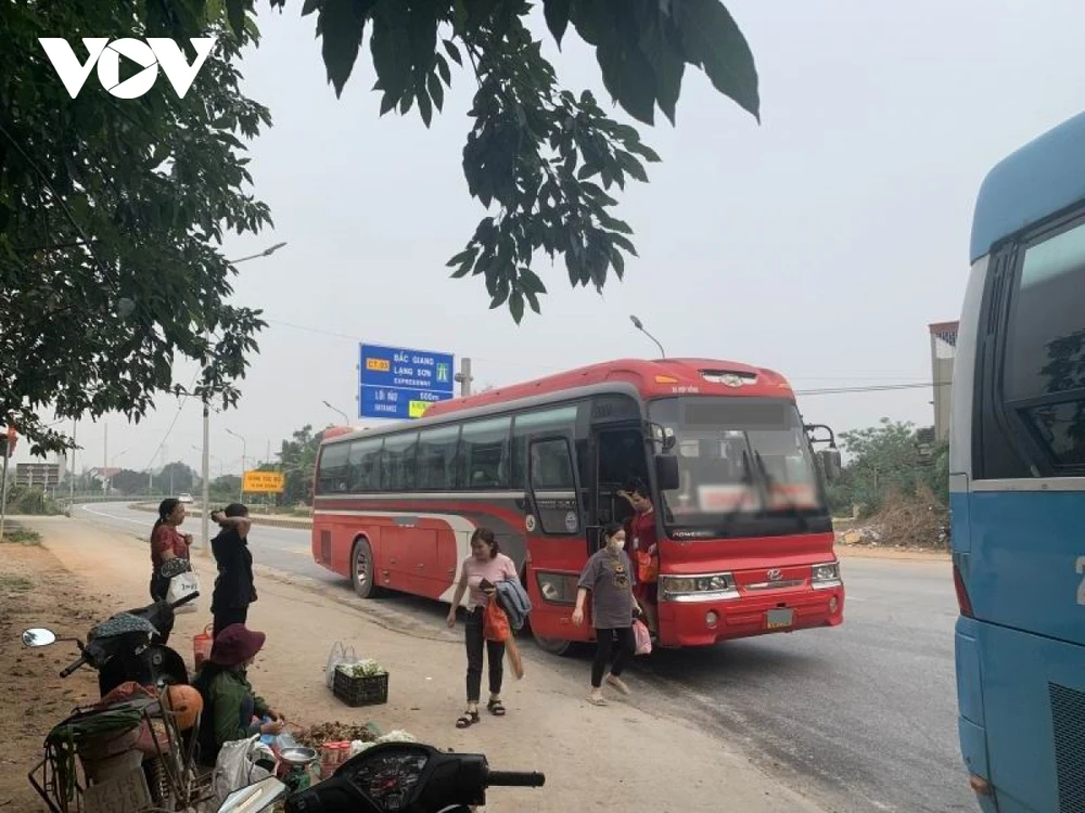 Ngã 3 giao với cao tốc Bắc Giang - Lạng Sơn trên tỉnh lộ 242 thuộc địa bàn xã Hồ Sơn, huyện Hữu Lũng, tỉnh Lạng Sơn được nhiều xe đưa đón công nhân “chọn” làm nơi dừng, đỗ trái quy định