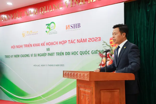GS.TS Lê Quân ghi nhận và biểu dương những đóng góp, cống hiến của doanh nhân Đỗ Quang Hiển đối với sự phát triển của ĐHQGHN trong nhiều năm qua. GS.TS Lê Quân ghi nhận và biểu dương những đóng góp, cống hiến của doanh nhân Đỗ Quang Hiển đối với sự phát triển của ĐHQGHN trong nhiều năm qua.