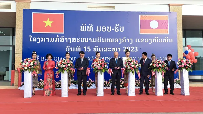 Các quan chức hai nước Lào-Việt Nam cắt băng đưa vào sử dụng Sân bay Nong Khang. Các quan chức hai nước Lào-Việt Nam cắt băng đưa vào sử dụng Sân bay Nong Khang.