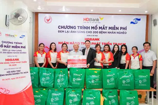 Tháng 3/2023, HDBank tiếp tục phối hợp Hội Bảo trợ Bệnh nhân nghèo TPHCM trao kinh phí thực hiện 2.000 ca phẫu thuật mắt. Tháng 3/2023, HDBank tiếp tục phối hợp Hội Bảo trợ Bệnh nhân nghèo TPHCM trao kinh phí thực hiện 2.000 ca phẫu thuật mắt.