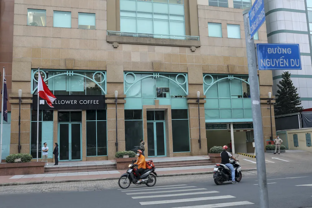 mặt bằng trung tâm TPHCM ảnh 7 Đáng chú ý, cũng nằm trong tòa nhà Metropolitan, cạnh Mellower Coffee trước đây là cửa hàng cà phê PhinDeli. Nhưng PhinDeli cũng đã trả mặt bằng trước đó không lâu. Hiện khu vực mặt bằng cho thuê có hướng nhìn trực diện ra Nhà thờ Đức Bà của tòa nhà này vẫn đang bị bỏ trống.