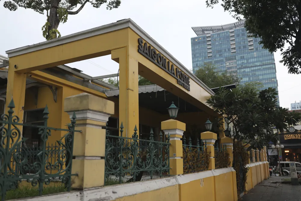 mặt bằng trung tâm TPHCM ảnh 2 Theo Cushman & Wakefield, giá thuê mặt bằng bán lẻ khu vực này luôn thuộc top đắt đỏ nhất nhì khu trung tâm TP.HCM. Các căn nhà phố lẻ mặt tiền có diện tích từ 400 m2 trở lên, đoạn đầu đường Nguyễn Du, Đồng Khởi, có giá thuê lên đến hàng chục nghìn USD mỗi tháng. Trong khi đó, giá thuê tầng trệt các cao ốc dao động ở mức 100-150 USD/m2/tháng, chưa bao gồm thuế và phí quản lý.