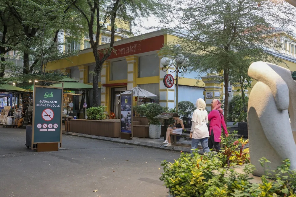 mặt bằng trung tâm TPHCM ảnh 10 Trong khi đó, cửa hàng McDonald's nằm trên đường Công Xã Paris, cạnh Bưu điện Thành phố cũng đã đóng cửa trong giai đoạn cao điểm của dịch bệnh Covid-19. Gần 2 năm qua, mặt bằng này với tổng diện tích 650 m2 (480 m2 tầng trệt và 170 m2 tầng lầu) vẫn chưa tìm được khách thuê mới.