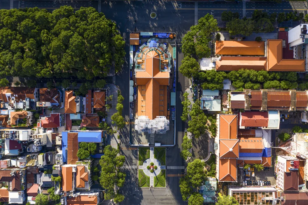 mặt bằng trung tâm TPHCM ảnh 1 Nhà thờ Đức Bà và Bưu điện Thành phố là các công trình tiêu biểu, tọa lạc ngay trung tâm TP.HCM. Nhờ đó, mặt bằng bán lẻ trên các tuyến đường quanh đây luôn được các thương hiệu lớn săn đón.