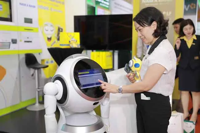 Khách tham quan thích thú trước Robot OPBA – được tích hợp công nghệ AI Khách tham quan thích thú trước Robot OPBA – được tích hợp công nghệ AI