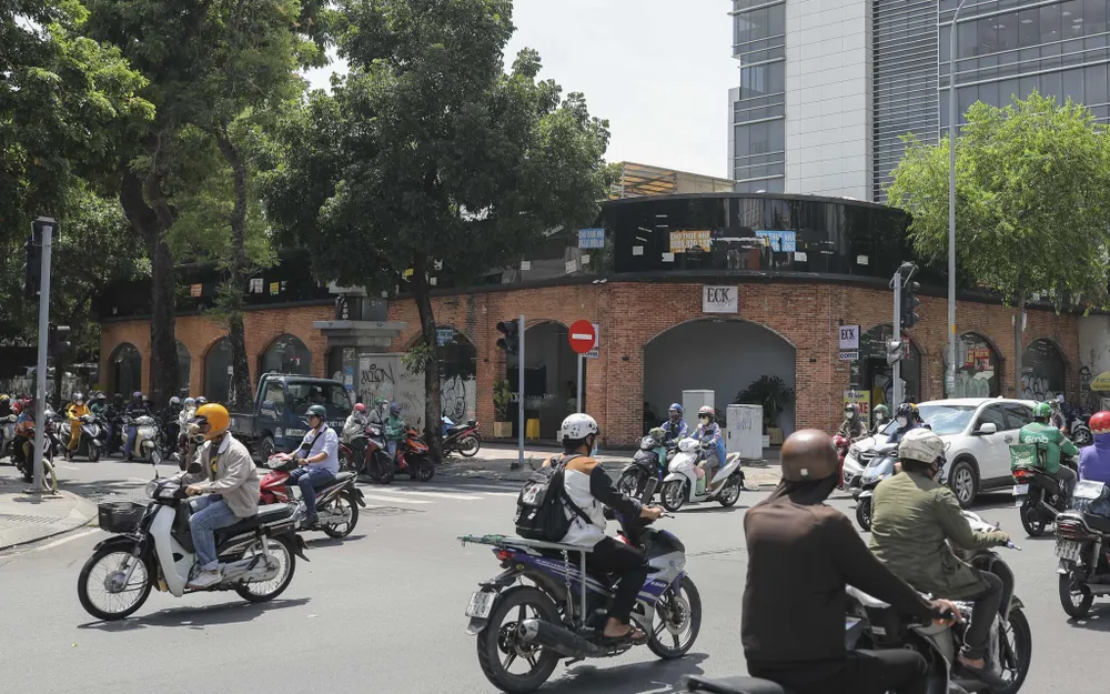 Mặt bằng vắng khách thuê ảnh 6 Nằm ngay mặt tiền ngã tư Hai Bà Trưng - Nguyễn Đình Chiểu (quận 3), mặt bằng rộng 1.000 m2 này từng được một doanh nghiệp chuyên phân phối hàng thời trang cao cấp thuê đã đóng cửa từ đầu năm 2022. Tuy nhiên, đến nay vẫn chưa có đơn vị nào thuê lại dù đây từng được coi là "mặt bằng vàng".