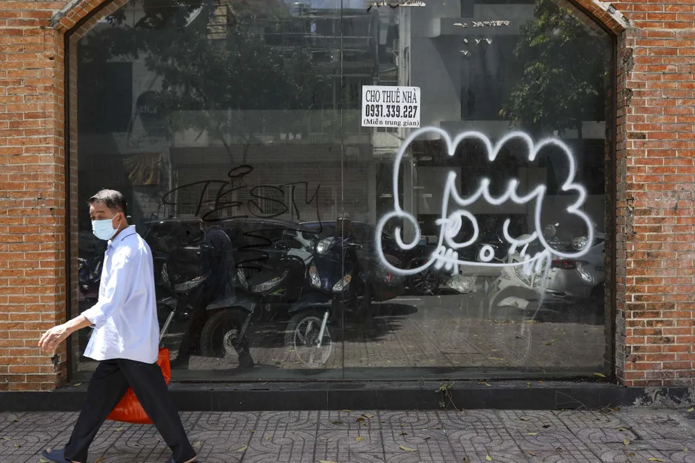 Mặt bằng vắng khách thuê ảnh 7 Hiện tại, nơi này được tận dụng làm bãi giữ xe máy và mở một quán cà phê nhỏ. Môi giới chào thuê với mức giá 800 triệu đồng/tháng trong thời hạn 2 năm, giảm khoảng 100 triệu đồng so với thời điểm cuối năm 2022.