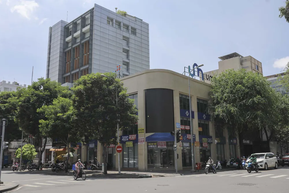 Mặt bằng vắng khách thuê ảnh 5 Mặt bằng có vị trí đắc địa góc đường Trần Cao Vân - Hai Bà Trưng từng được một công ty tài chính thuê trong thời gian ngắn nay cũng chung cảnh ngộ bị trả mặt bằng. Hiện nơi này đang được rao cho thuê với mức giá 500 triệu đồng/tháng trên các sàn giao dịch bất động sản.