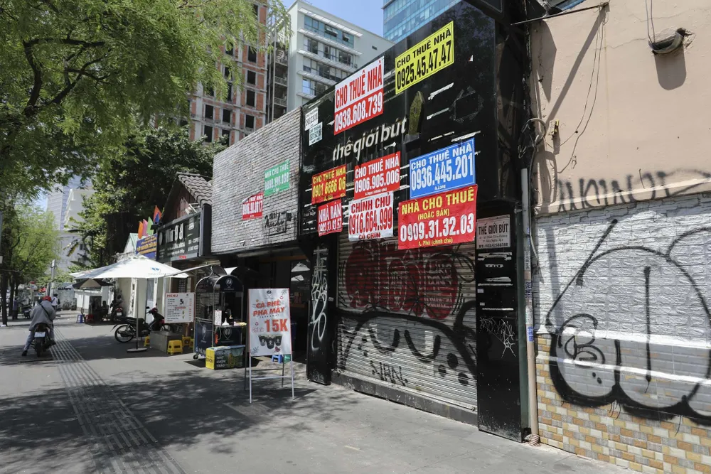 Mặt bằng vắng khách thuê ảnh 8 Ba mặt bằng nằm liền kề nhau trên tuyến đường này cũng rơi vào tình cảnh tương tự. Giá thuê tại đây dao động ở mức 200-350 triệu đồng/tháng tùy diện tích và vị trí. Theo ghi nhận của Zing, một trong số ba mặt bằng này hiện được tận dụng làm quán cà phê bình dân.