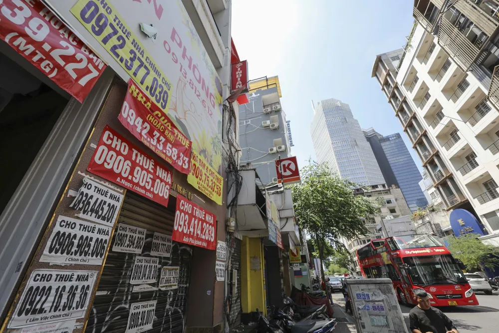 Mặt bằng vắng khách thuê ảnh 13 Một tòa nhà văn phòng gần khu vực tượng đài Trần Hưng Đạo cũng bị dán chi chít bảng quảng cáo cho thuê.