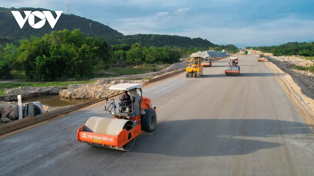 Nhà thầu huy động tối đa nguồn lực cho cao tốc Cam Lâm-Vĩnh Hảo