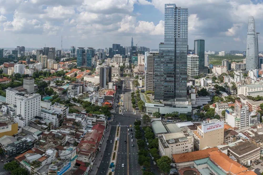 Mặt bằng chợ bến thành ảnh 2 Đã gần 1 năm trôi qua kể từ khi rào chắn công trình metro số 1 trên đường Lê Lợi (quận 1, TP.HCM) được gỡ bỏ, đoạn đường 500 m này vẫn còn khoảng 30-40 mặt bằng bị bỏ trống vì giá thuê quá cao.