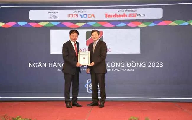 Đại diện Agribank nhận giải thưởng “Ngân hàng tiêu biểu vì cộng đồng”.