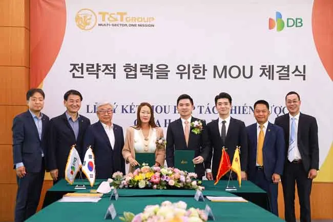 Bà Kim Ju Won, Phó Chủ tịch DB Group và ông Đỗ Vinh Quang, Phó Chủ tịch T&T Group trao đổi thỏa thuận hợp tác chiến lược với sự chứng kiến của lãnh đạo 2 tập đoàn. Bà Kim Ju Won, Phó Chủ tịch DB Group và ông Đỗ Vinh Quang, Phó Chủ tịch T&T Group trao đổi thỏa thuận hợp tác chiến lược với sự chứng kiến của lãnh đạo 2 tập đoàn.