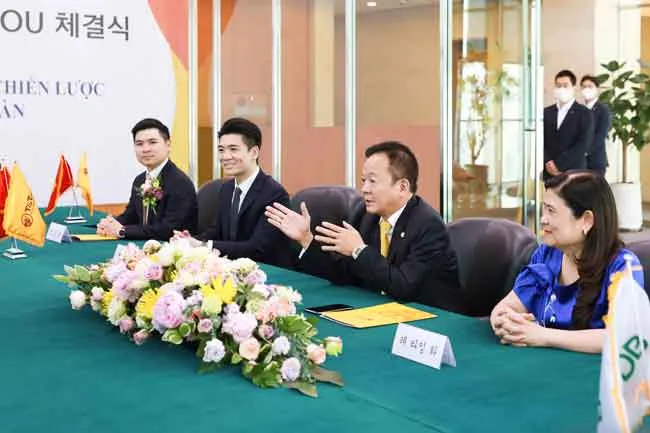 Ông Đỗ Quang Hiển, Chủ tịch Ủy ban chiến lược T&T Group trao đổi với đối tác DB Group tại lễ ký kết hợp tác chiến lược. Ông Đỗ Quang Hiển, Chủ tịch Ủy ban chiến lược T&T Group trao đổi với đối tác DB Group tại lễ ký kết hợp tác chiến lược.